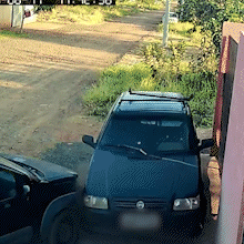 Motorista foge ap&oacute;s bater em carro estacionado na cal&ccedil;ada