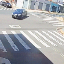 Passageira de moto rodopia no ar ap&oacute;s batida em corredor de &ocirc;nibus