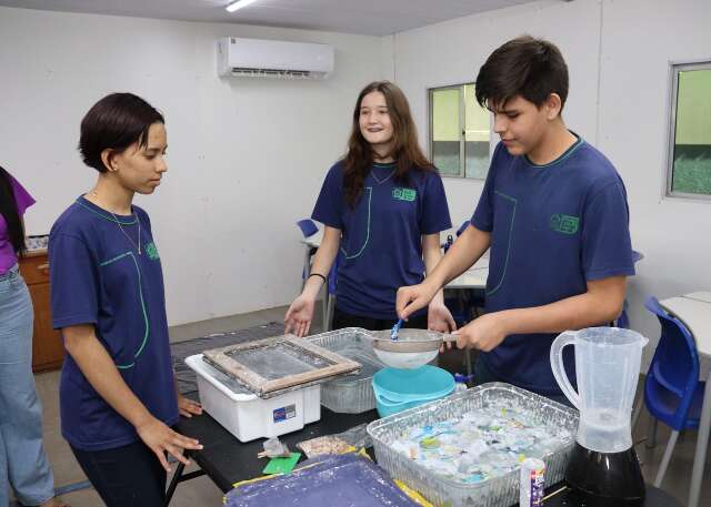 Estudantes do Aero Rancho fazem papel usado virar sementes de &aacute;rvores