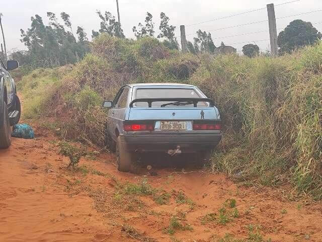 Carro bate em barranco na beira de estrada vicinal e homem morre