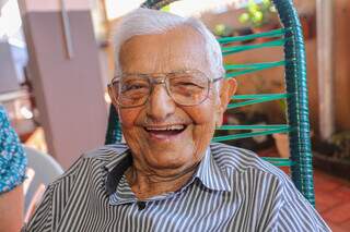 Sim&atilde;o chegou aos 100 anos curtindo chamam&eacute; at&eacute; na fisioterapia