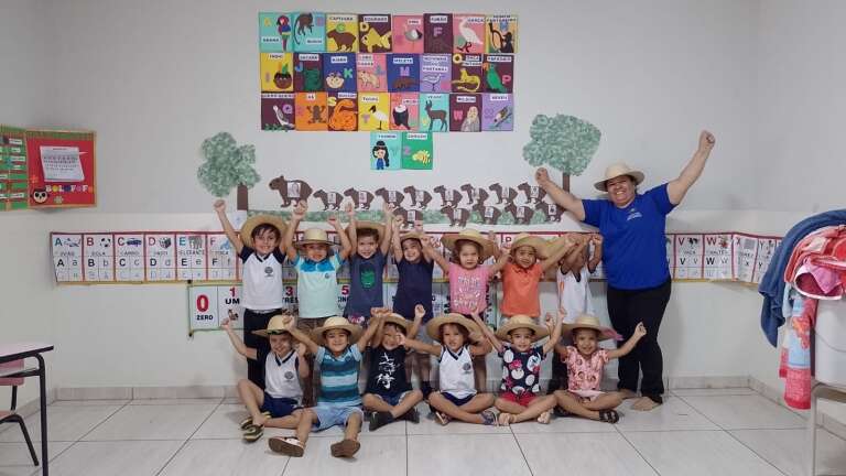 Com arara no A e berrante no B, alfabeto pantaneiro facilita o ensino