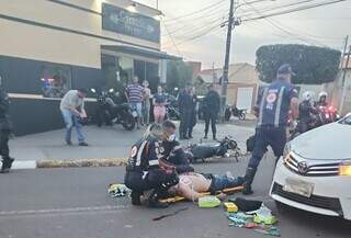 Motociclista precisa ser reanimado depois de atingido por carro em avenida