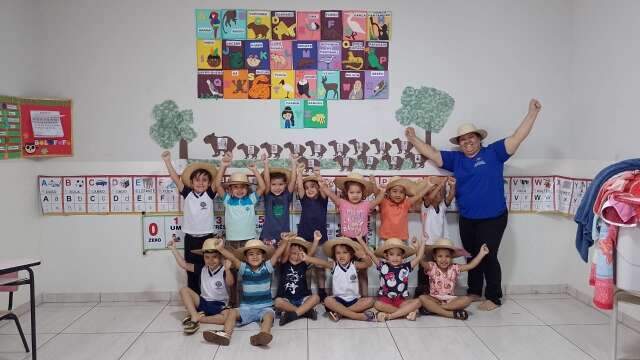 Com arara no A e berrante no B, alfabeto pantaneiro facilita o ensino