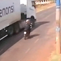 Motociclista &eacute; arremessado ao bater em carreta na Avenida Ernesto Geisel 