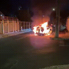 Fogo consome carro na Vila Margarida e provoca explos&atilde;o