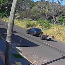 Sem medo de ser pego, homem ateia fogo em terreno baldio no Rita Vieira