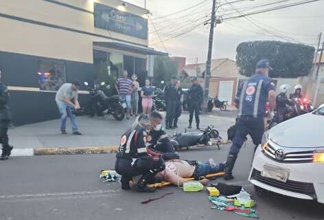 Motociclista precisa ser reanimado depois de atingido por carro em avenida