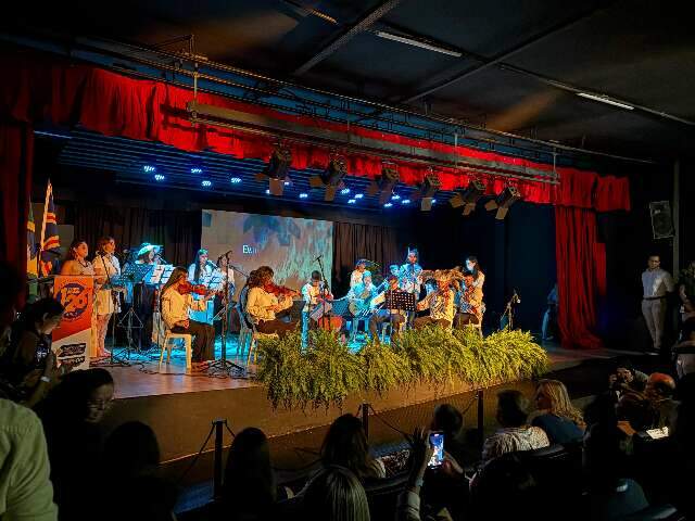 Orquestra Ind&iacute;gena de MS estreia na Europa e ver&aacute; o mar pela 1&ordf; vez