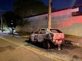 Fiat Palio &eacute; destru&iacute;do por inc&ecirc;ndio ap&oacute;s pane na Vila Margarida