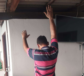 Motoentregador que perdeu mobilidade do bra&ccedil;o ao cair em buraco ser&aacute; indenizado