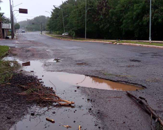 Motoentregador que perdeu mobilidade do bra&ccedil;o ao cair em buraco ser&aacute; indenizado