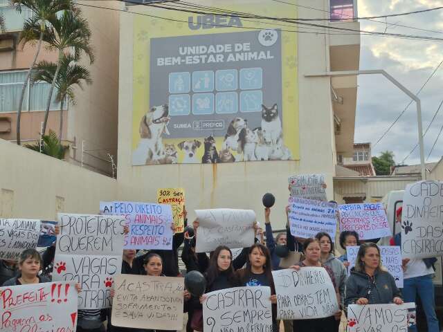 Protetoras protestam contra suspens&atilde;o de castra&ccedil;&otilde;es de animais resgatados