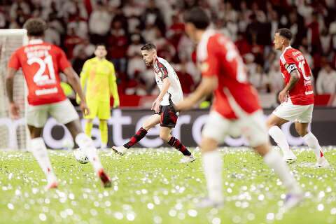 Flamengo supera Inter no Beira-Rio e vai &agrave;s quartas da Libertadores
