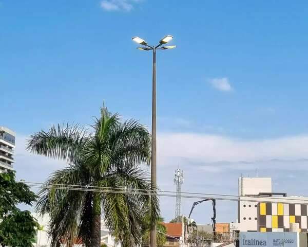 Encontrou l&acirc;mpadas de poste acesas durante o dia? Saiba como pedir corre&ccedil;&atilde;o
