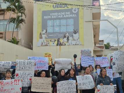 Protetoras protestam contra suspens&atilde;o de castra&ccedil;&otilde;es de animais resgatados