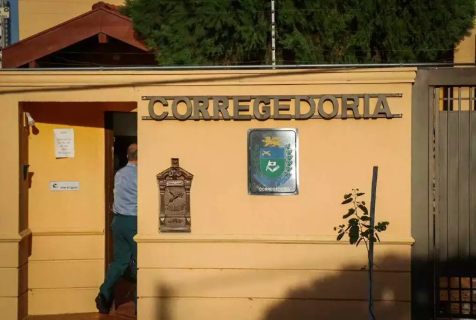 Cabo da PM amea&ccedil;a comerciante com arma e chama sargento de &quot;viado&quot; 