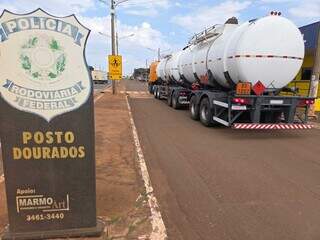 Com apoio de helic&oacute;ptero, PRF intercepta carreta com 4 toneladas de maconha
