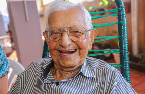 Sim&atilde;o chegou aos 100 anos curtindo chamam&eacute; at&eacute; na fisioterapia