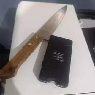 Filha &eacute; presa ap&oacute;s dar choques e esfaquear a m&atilde;e no peito