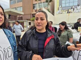 Protetoras protestam contra suspens&atilde;o de castra&ccedil;&otilde;es de animais resgatados