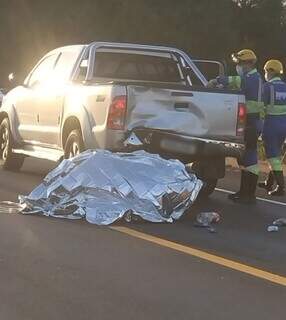 Motociclista morre ao bater em Hilux parada em opera&ccedil;&atilde;o de pare e siga 
