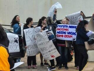 Protetoras protestam contra suspens&atilde;o de castra&ccedil;&otilde;es de animais resgatados