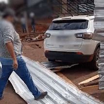 Acidente faz carros invadirem obra em trecho considerado cr&iacute;tico no Centro