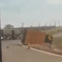 Motorista morre ap&oacute;s tombar carreta e ficar preso &agrave;s ferragens em rodovia