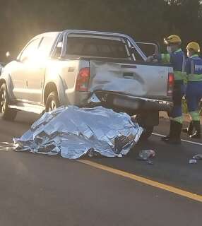 Motociclista morre ao bater em Hilux parada em opera&ccedil;&atilde;o de pare e siga 