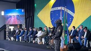 Riedel defende integra&ccedil;&atilde;o contra crime organizado ao receber medalha em Dourados