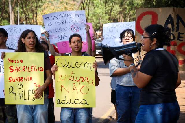 Estudantes exigem demiss&atilde;o de professor condenado por estupro