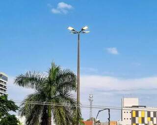 Encontrou l&acirc;mpadas de poste acesas durante o dia? Saiba como pedir corre&ccedil;&atilde;o