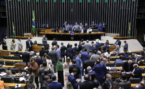 Deputados aprovam projeto que regula exposi&ccedil;&atilde;o infantil nas redes sociais