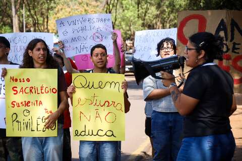 Estudantes exigem demiss&atilde;o de professor condenado por estupro na UFMS