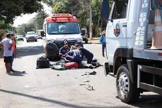 Motoentregador &eacute; reanimado ap&oacute;s bater de frente em caminh&atilde;o guincho