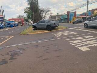 Caminhonete tem roda arrancada ap&oacute;s bater em carro na Av. Mato Grosso