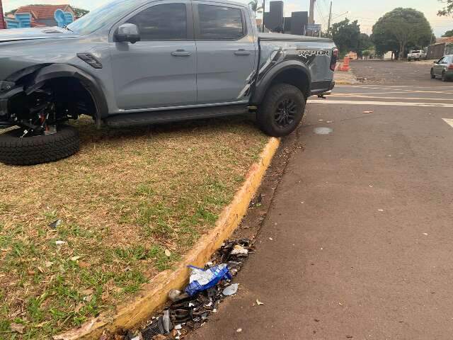 Caminhonete tem roda arrancada ap&oacute;s bater em carro na Av. Mato Grosso