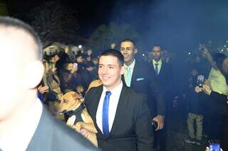 Caramelo é “recrutado” pela PM, vira soldado e participa de baile de gala Caramelo é “recrutado” pela PM, vira soldado e participa de baile de gala