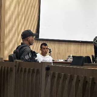 Homem &eacute; condenado a 37 anos por matar esposa na frente dos filhos