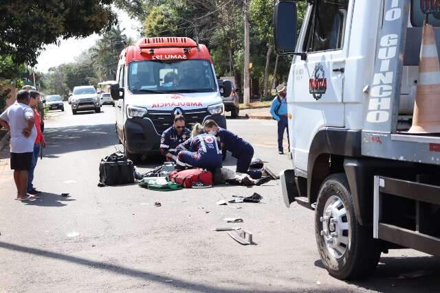 Motoentregador &eacute; reanimado ap&oacute;s bater de frente em caminh&atilde;o guincho