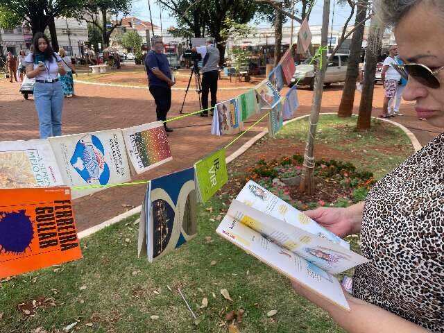 Livros, poesia e m&uacute;sica transformam a Pra&ccedil;a Ary Coelho em palco cultural