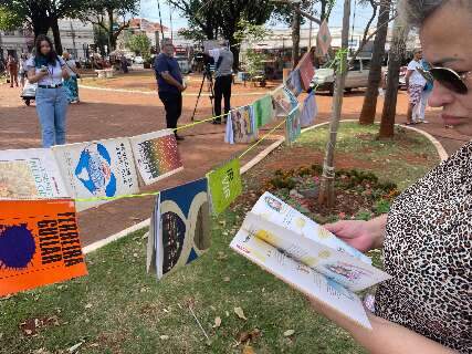 Livros, poesia e m&uacute;sica transformam a Pra&ccedil;a Ari Coelho em palco cultural