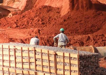 Trabalho sob calor extremo j&aacute; vira alvo da Justi&ccedil;a e move ind&uacute;stria em MS