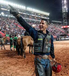 Estreante de MS faz história, vence rodeio em touros e vai para EUA Estreante de MS faz história, vence rodeio em touros e vai para EUA
