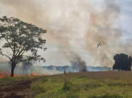 Corpo de Bombeiros utiliza avi&atilde;o para combater inc&ecirc;ndio no Itamarac&aacute;