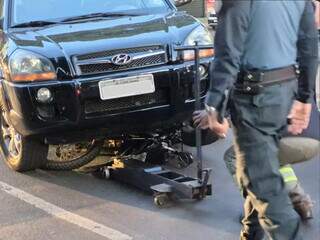 Moto atingida por BMW &eacute; atropelada por outro carro em sequ&ecirc;ncia de acidentes
