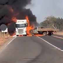 Caminhonete bate de frente com carreta e ve&iacute;culos pegam fogo na MS-377