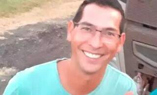 Acusado de assassinato volta para a cadeia ao tentar matar esposa 