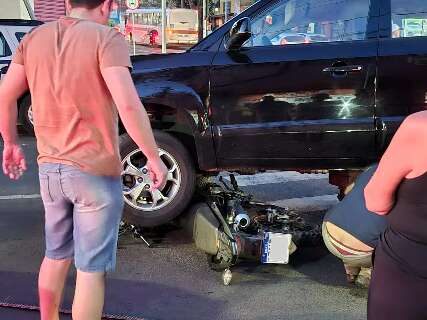 Moto atingida por BMW &eacute; atropelada por outro carro em sequ&ecirc;ncia de acidentes